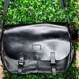 💲Black Tumi briefcase💲